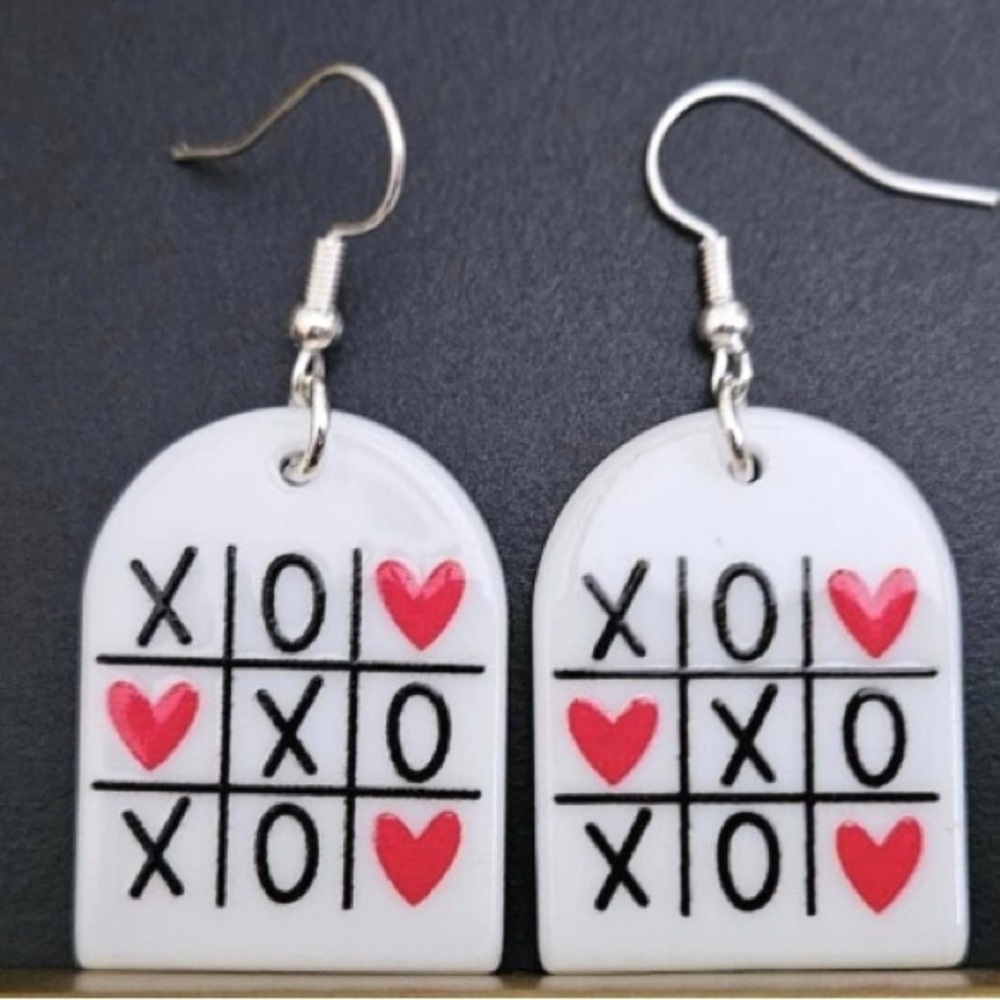 NWT - tic tac toe love acrylic dangle double sided earrings set